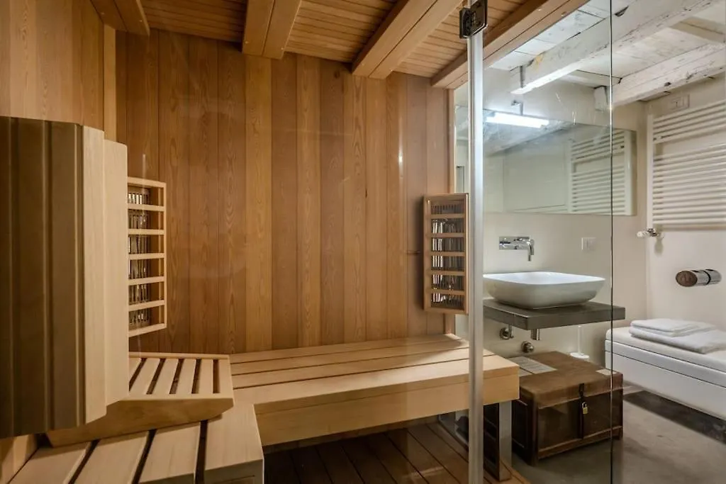 Duomo 8 Min Walk - Sauna Privata, Design & Wi-Fi Milan Apartment